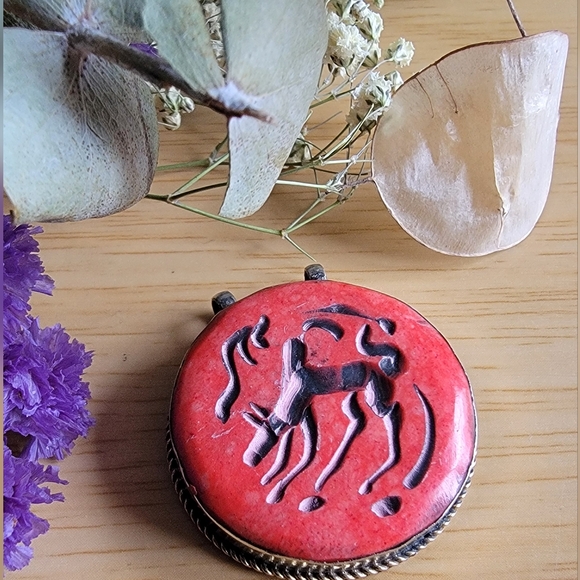 VINTAGE Afghan Red Stone Pendant With Animal Engraving. - Picture 1 of 6